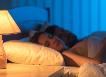 Dormir con la luz encendida puede causar obesidad