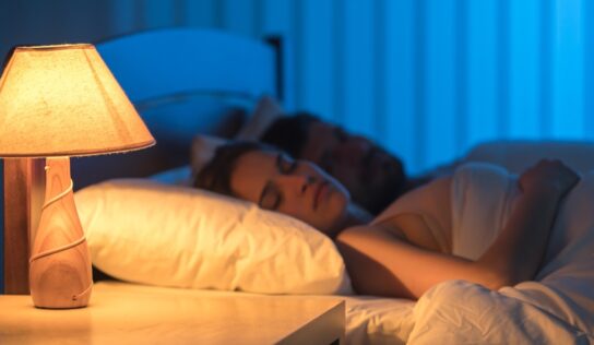 Dormir con la luz encendida puede causar obesidad