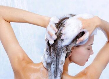 ¿Con qué frecuencia lavas tu cabello? Los expertos comparten el plan ideal