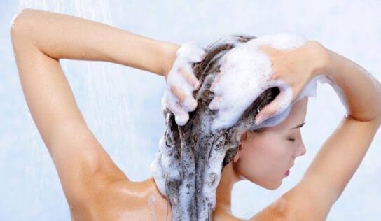 ¿Con qué frecuencia lavas tu cabello? Los expertos comparten el plan ideal