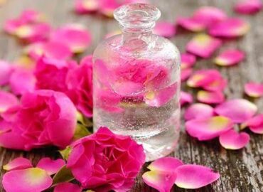Los beneficios del agua de rosas para un cabello más hidratado, suave y joven