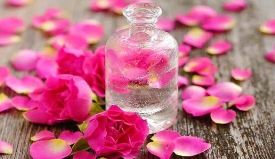 Los beneficios del agua de rosas para un cabello más hidratado, suave y joven
