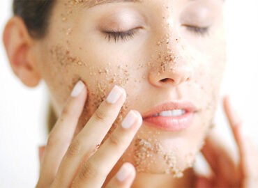 La importancia de exfoliar tu piel regularmente (y cómo hacerlo sin morir en el intento)