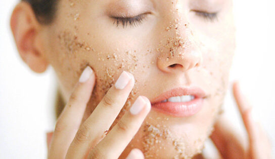 La importancia de exfoliar tu piel regularmente (y cómo hacerlo sin morir en el intento)