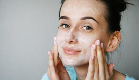 Beneficios del suero de leche en la piel como remedio natural