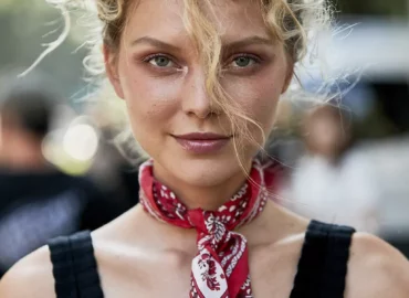 Cinco maneras de llevar con estilo un pañuelo en el cuello