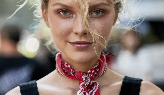 Cinco maneras de llevar con estilo un pañuelo en el cuello