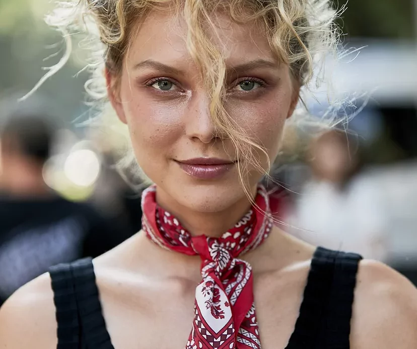 Cinco maneras de llevar con estilo un pañuelo en el cuello