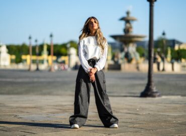 Tips para llevar pantalones acampanados con tenis ¡sin perder el estilo!
