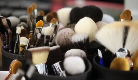 Cómo limpiar las brochas de maquillaje
