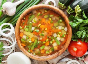 ¡Baja de peso y desintoxícate! Receta para hacer una sopa quemagrasa de verduras