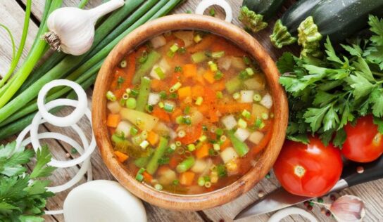 ¡Baja de peso y desintoxícate! Receta para hacer una sopa quemagrasa de verduras