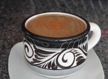 Buscas una rica bebida caliente para el frío? Prepara este atole de cacahuate casero