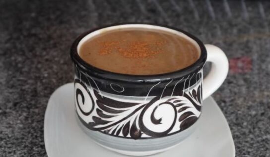 Buscas una rica bebida caliente para el frío? Prepara este atole de cacahuate casero