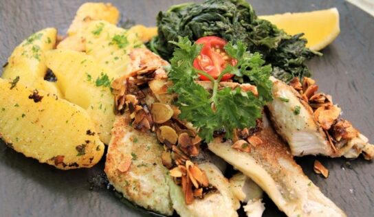 Fortalece tus defensas con un filete de pescado con espinacas para la cena