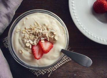 ¿Ganas de un rico y ligero desayuno? Realiza este tazón de yogurt griego con fresas y avena