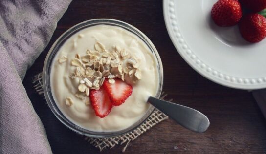 ¿Ganas de un rico y ligero desayuno? Realiza este tazón de yogurt griego con fresas y avena