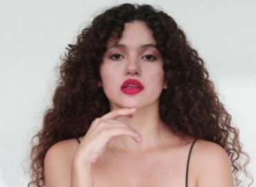 Cabello chino: 3 peinados fáciles para lucir tu melena
