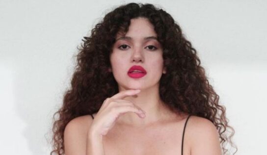 Cabello chino: 3 peinados fáciles para lucir tu melena