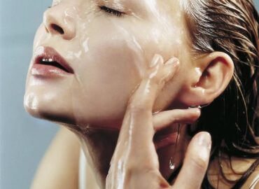 ¿Cómo lavarse el rostro, con agua fría o caliente? Te contamos por qué la temperatura del agua importa