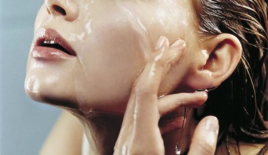 ¿Cómo lavarse el rostro, con agua fría o caliente? Te contamos por qué la temperatura del agua importa