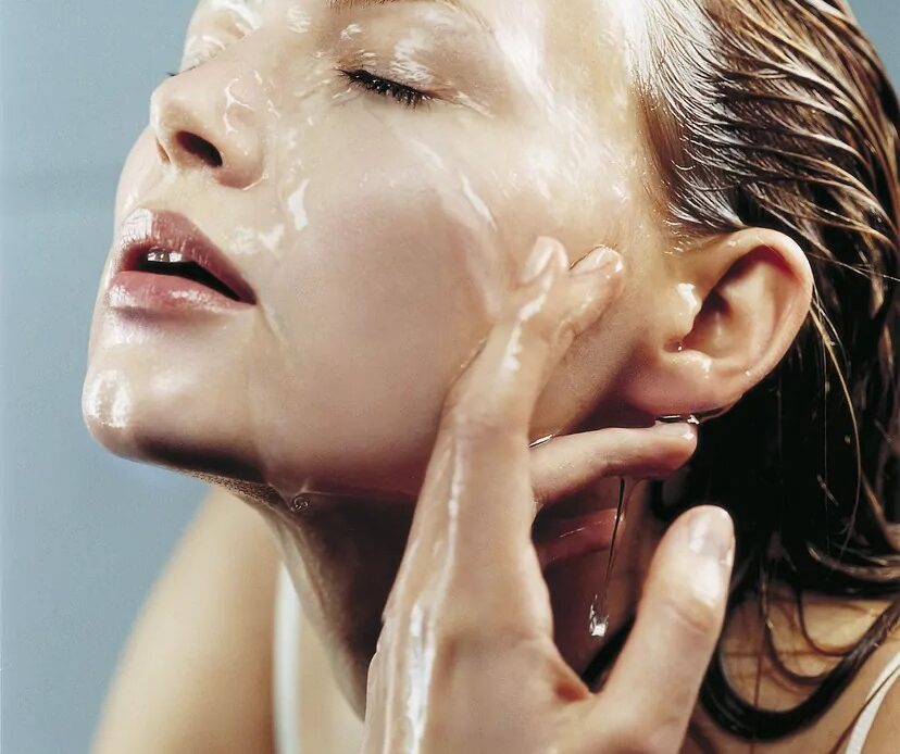 ¿Cómo lavarse el rostro, con agua fría o caliente? Te contamos por qué la temperatura del agua importa