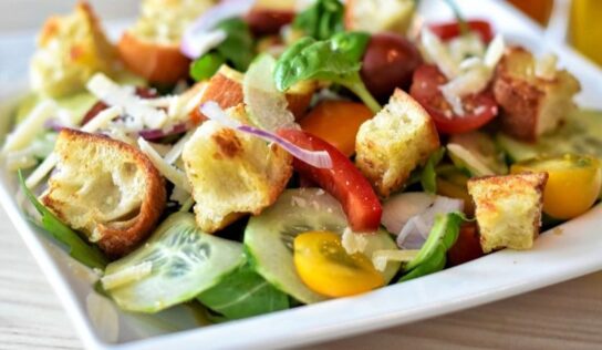 Si no tienes mucho tiempo, te damos 2 recetas para hacer ensaladas rápido y fácilmente