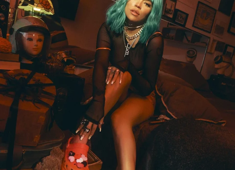 Crocs lanza su nueva colección de la mano de Karol G