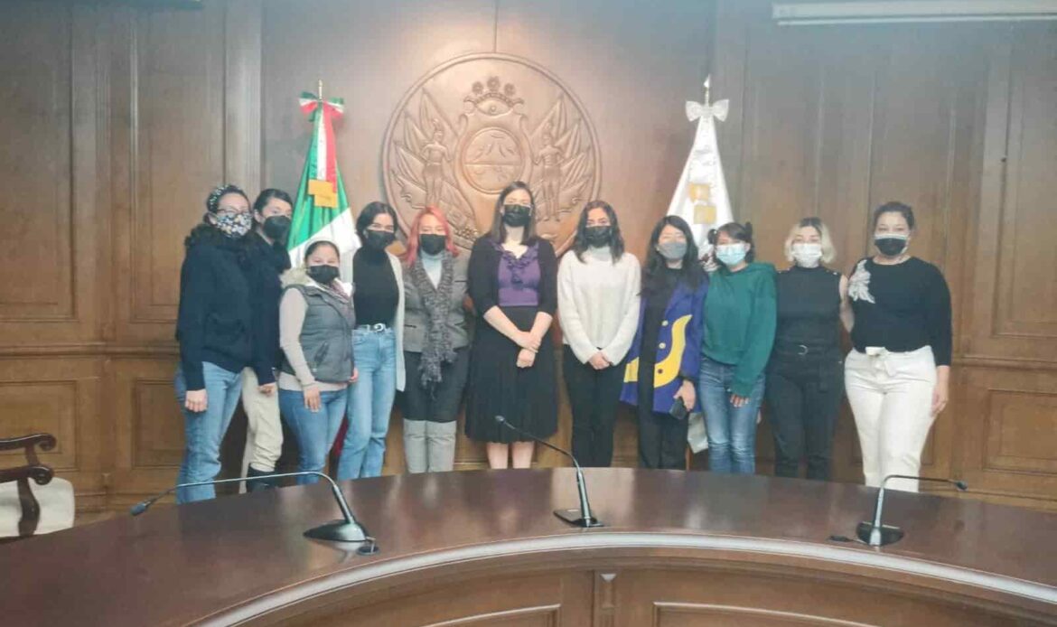 Toman protesta a titular del Instituto de las Mujeres Regias