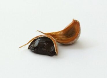 Skincare antiedad: 3 beneficios del ajo negro para rejuvenecer la piel a cualquier edad