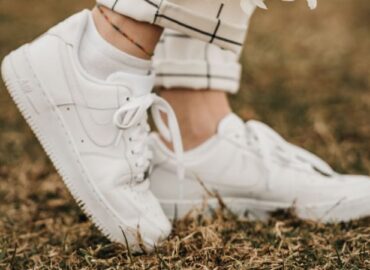 Truco fácil para limpiar los tenis blancos en 1 minuto