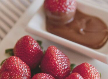 ¿Vas a celebrar el 14 de febrero? Prepara estas brochetas de fresas con chocolate