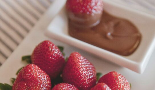 ¿Vas a celebrar el 14 de febrero? Prepara estas brochetas de fresas con chocolate