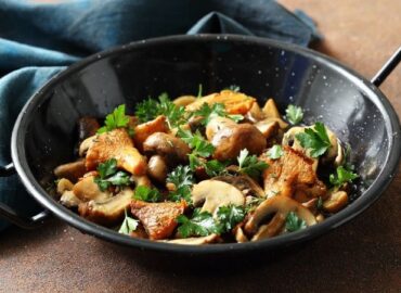 Prepara unos ricos champiñones salteados con cilantro, una receta rápida