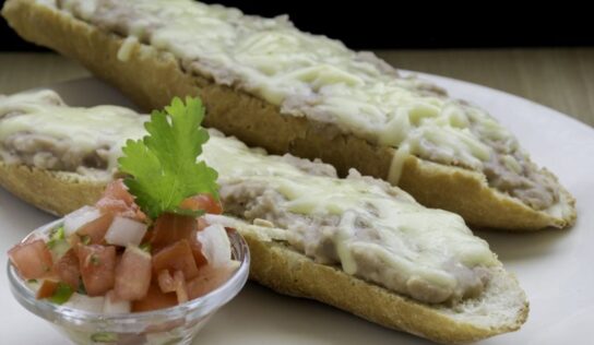 Desayuno mexicano: ponle el toque tradicional a tu mañana con estos ricos molletes con pollo