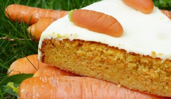 Aprende a preparar un rico pastel de zanahoria con nueces y pasas; aquí la receta
