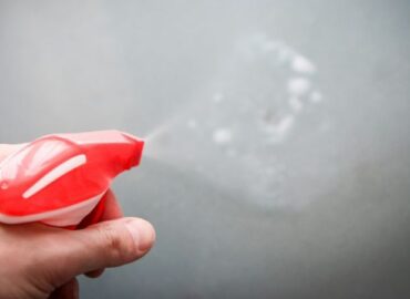 ¿Por qué NO debes mezclar vinagre y cloro para limpiar tu cocina?
