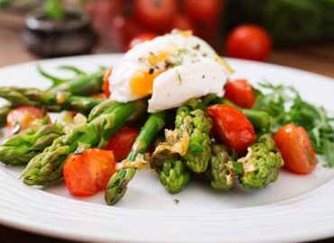 Ensalada de espárragos con huevo poché, una cena ligera para adelgazar