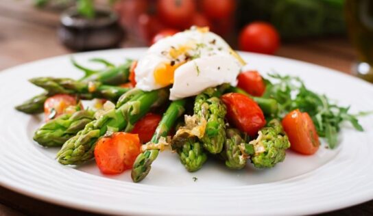 Ensalada de espárragos con huevo poché, una cena ligera para adelgazar