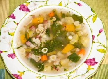 Cómo hacer sopa de verduras casera: Receta fácil y saludable