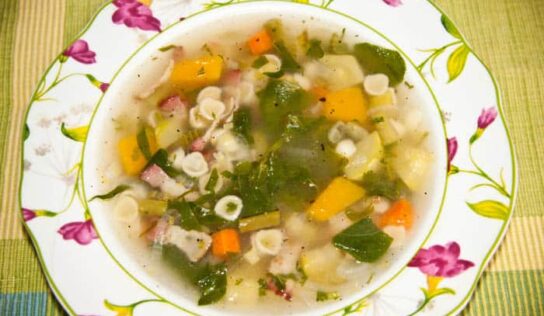 Cómo hacer sopa de verduras casera: Receta fácil y saludable