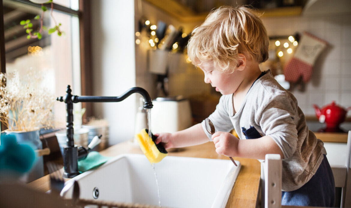 Autonomía en la cocina: las tareas que tus hijos pueden hacer, según su edad