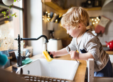 Autonomía en la cocina: las tareas que tus hijos pueden hacer, según su edad