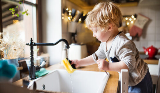 Autonomía en la cocina: las tareas que tus hijos pueden hacer, según su edad