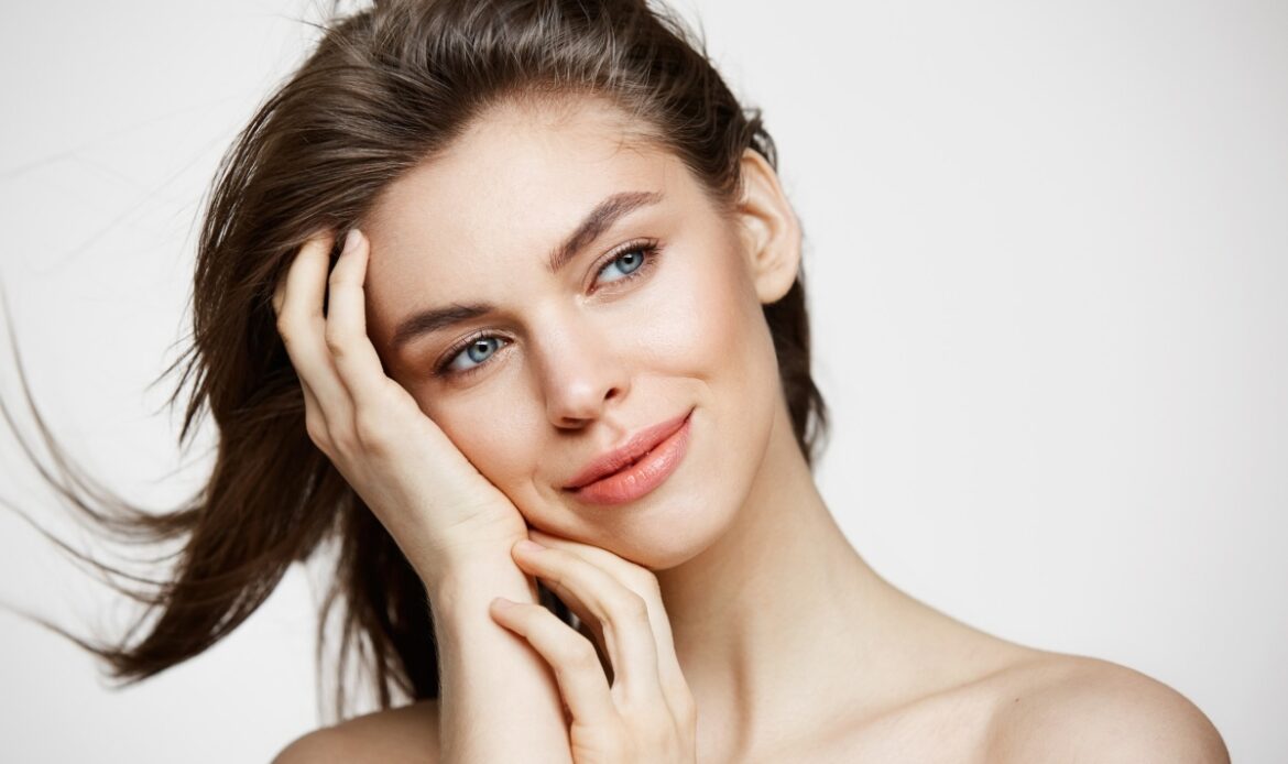 Hielo, el truco de las modelos para tener piel de porcelana en 5 minutos