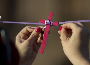 Día Internacional de las Mujeres: ¿Por qué el violeta es el color del movimiento feminista?