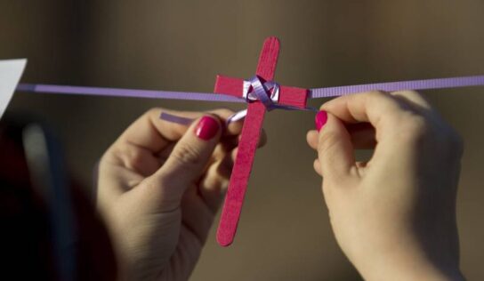 Día Internacional de las Mujeres: ¿Por qué el violeta es el color del movimiento feminista?