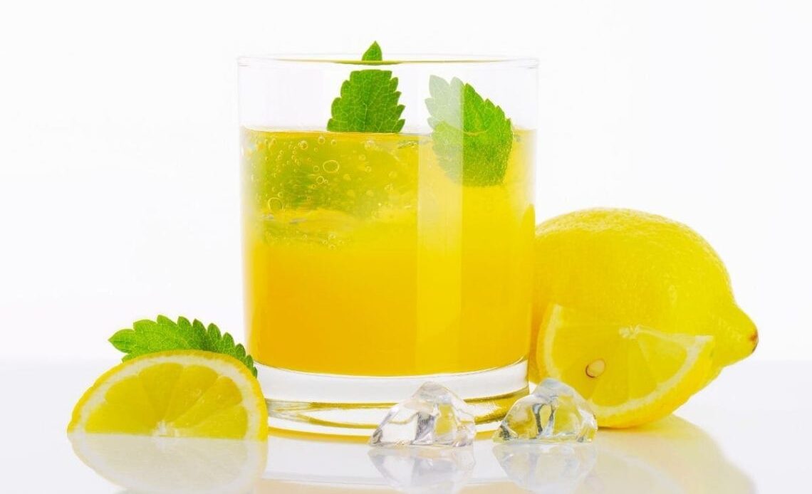 5 razones por las que es bueno tomar zumo de limón