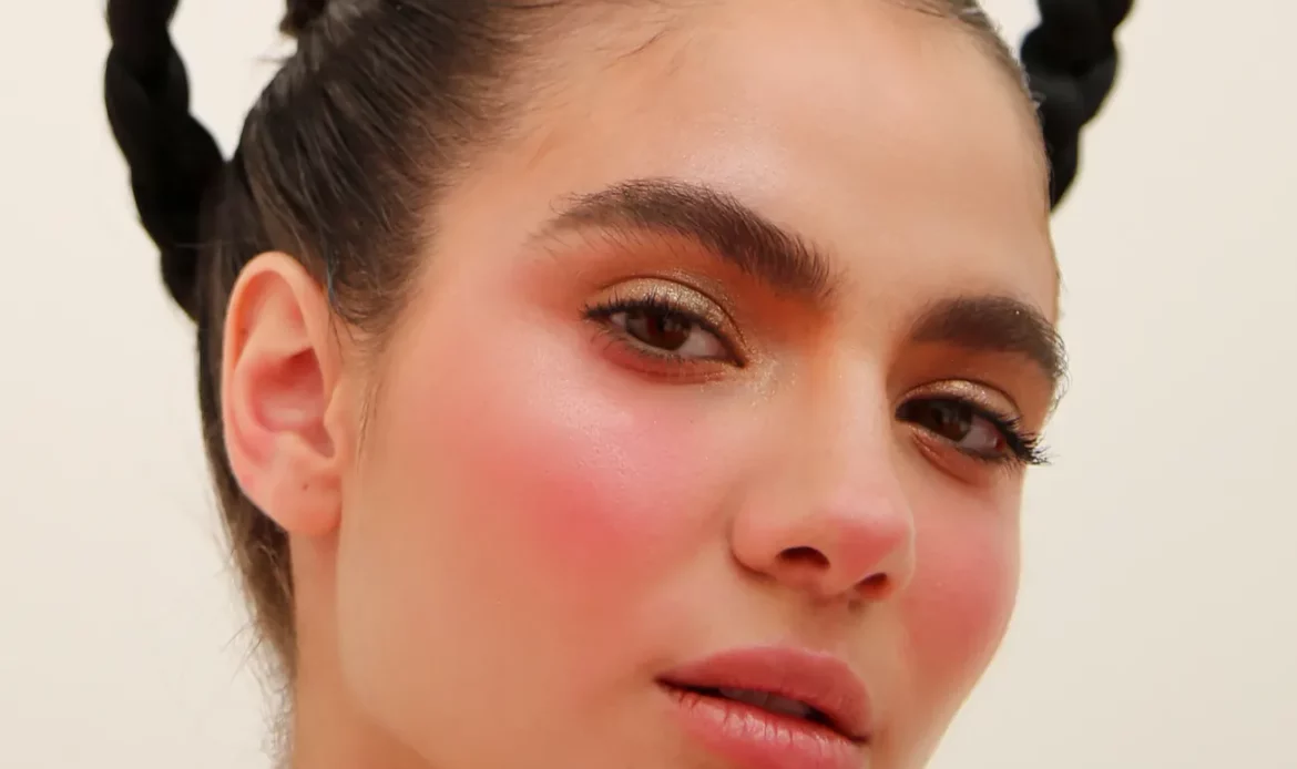 Aplica el blush con la técnica W para un efecto de bronceado natural