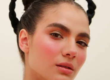 Aplica el blush con la técnica W para un efecto de bronceado natural